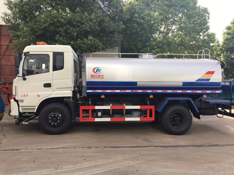 多功能灑水車——護欄清洗車