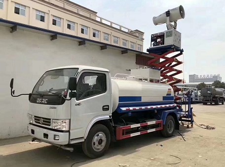多功能灑水車型號_5方東風(fēng)多利卡旋轉(zhuǎn)吊臂升降桿抑塵車